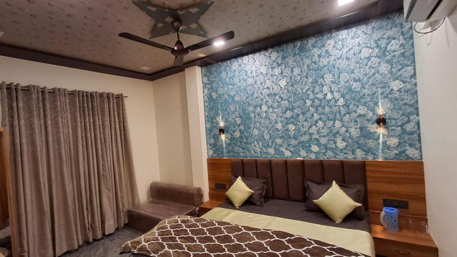 Shri Harihar Dham Hotel Mathura Exterior photo