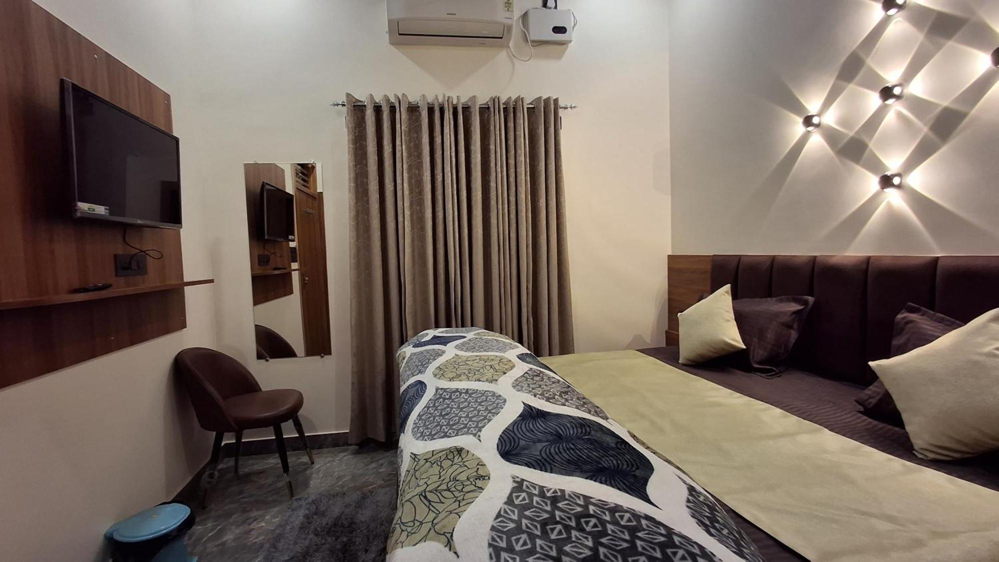 Shri Harihar Dham Hotel Mathura Exterior photo